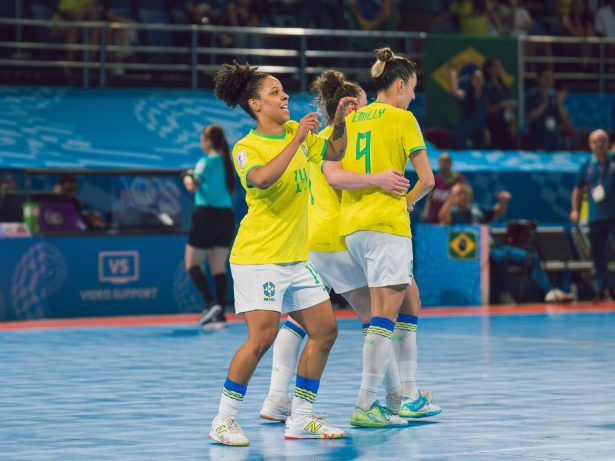 Brasil vence Japão e se garante na semifinal da Copa do Mundo Feminina de Futsal
