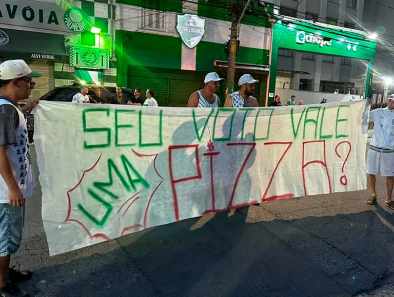 Sem folga: com caixas de pizzas, torcida do Palmeiras volta a protestar contra Leila