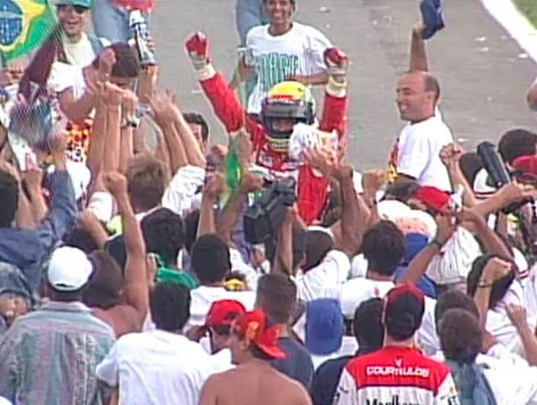 Senna comemorando com os torcedores, após a vitória. Foto: Reprodução