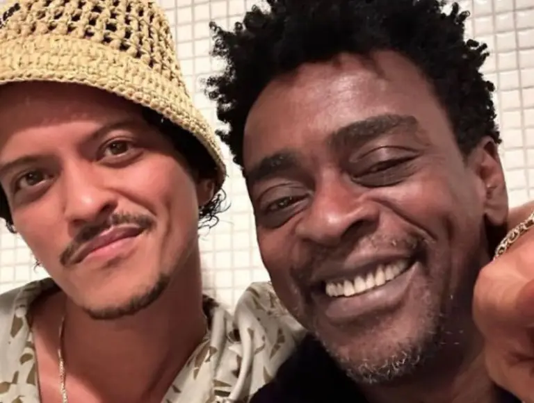 Seu Jorge posta foto com Bruno Mars nos bastidores do The Town