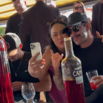 Gusttavo Lima faz aparição surpresa e causa alvoroço em bar de Patos de Minas