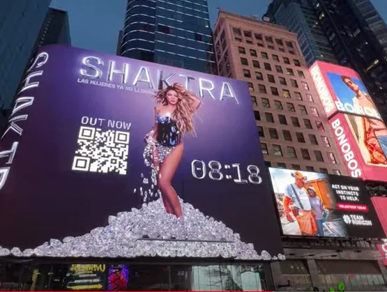 Shakira faz show gratuito surpresa e lota Times Square em Nova Iorque