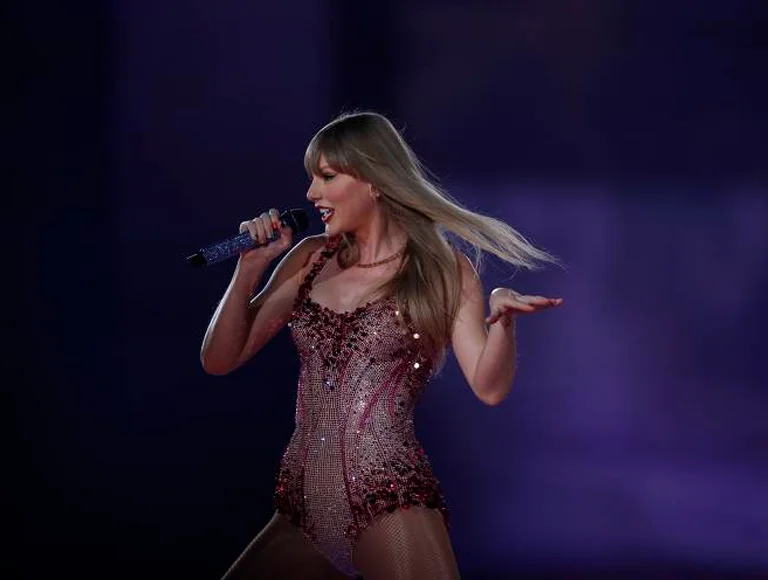 Fãs de Taylor Swift que estavam no estádio descobriram pelas redes sociais que o show  foi adiado