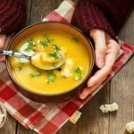 Sopa é refeição, sim! Nutricionista ensina 7 receitas para aquecer o seu inverno