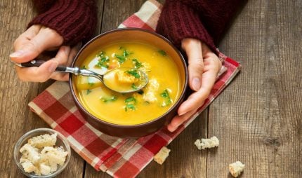 Sopa é refeição, sim! Nutricionista ensina 7 receitas para aquecer o seu inverno