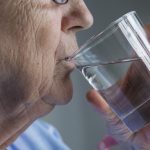 Dia do Idoso: por que a falta de água pode ser mais perigosa na terceira idade 