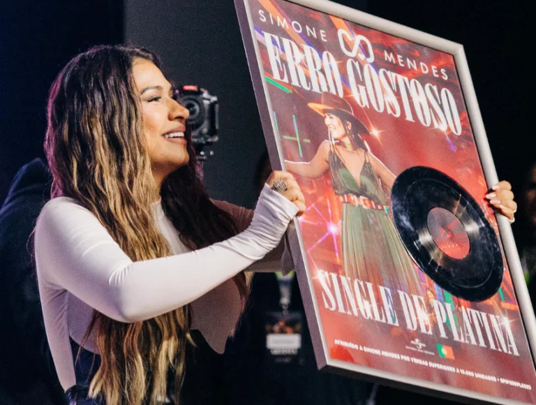 Simone Mendes ganha disco de platina por sucesso de “Erro Gostoso” em Portugal
