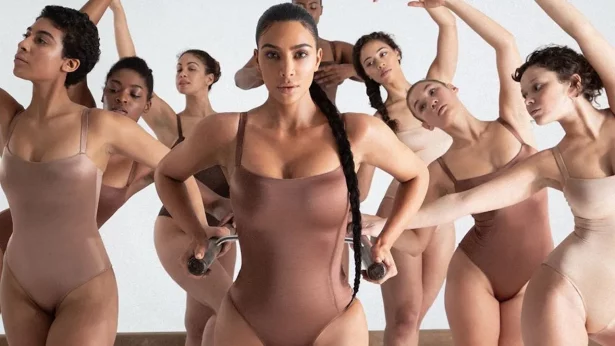 Skims: como Kim Kardashian fez da cinta um hit de bilhões