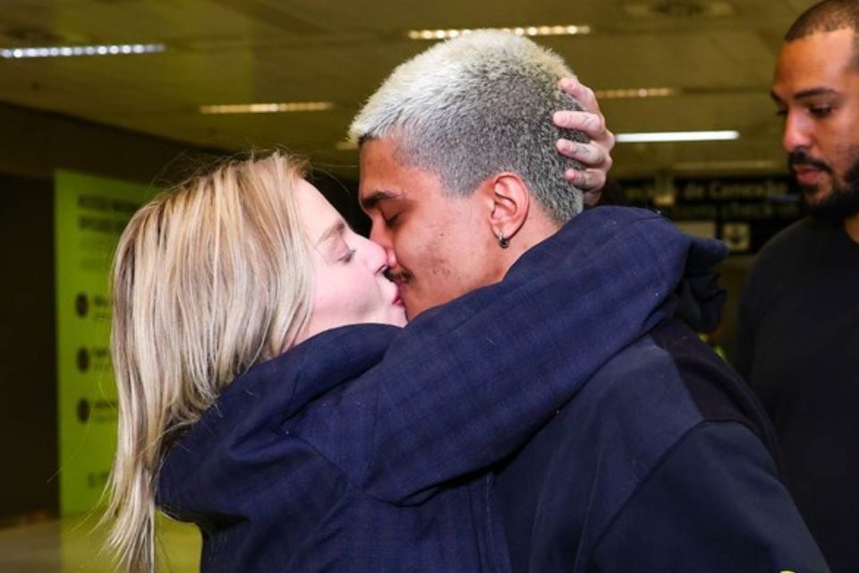 Cena de novela: namorado de  Sonza a recebe em aeroporto com beijão