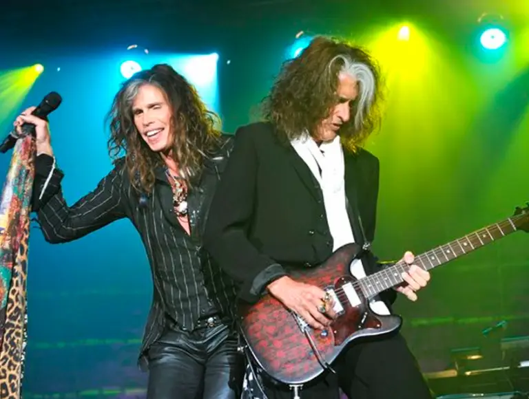 Steven Tyler machuca cordas vocais e Aerosmith adia turnê de despedida