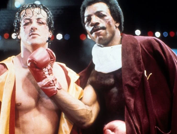 Sylvester Stallone lamenta morte de Carl Weathers, o Apollo Creed de Rocky