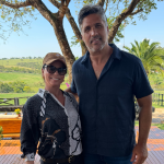 Leo, dupla de Victor, posa com Shania Twain ao passar o domingo em haras com amigos