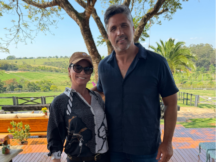 Leo, dupla de Victor, posa com Shania Twain ao passar o domingo em haras com amigos