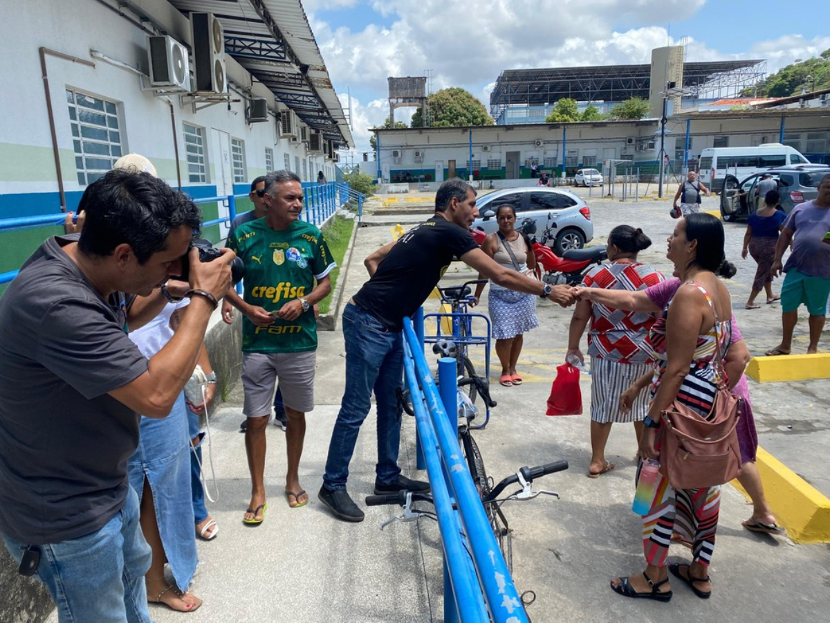 Candidato a prefeitura de Maceió interagindo com eleitores | Créditos: Reprodução (Instagram)