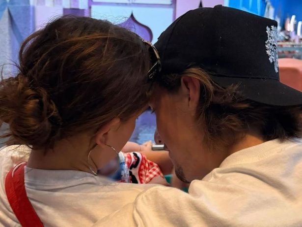 Millie Bobby Brown compartilha foto discreta da filha adotiva e encanta seguidores
