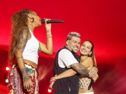 DJ Buarque oficializa namoro com Nicolly Massariol no palco do Numanice em Salvador