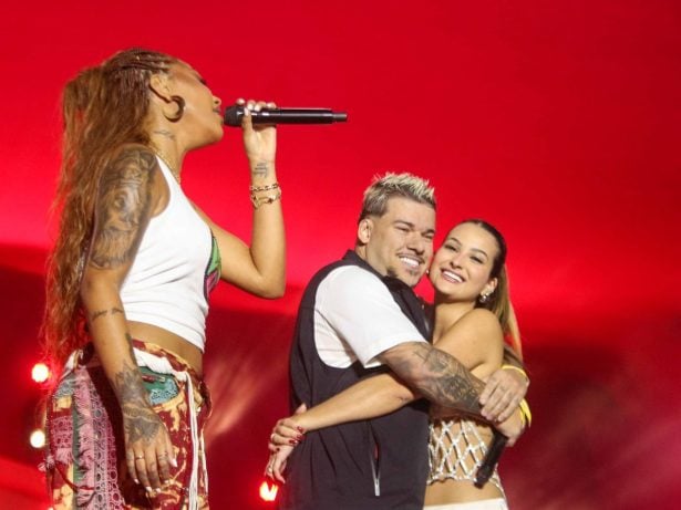 DJ Buarque oficializa namoro com Nicolly Massariol no palco do Numanice em Salvador