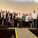 Prefeitos do Vale do Paraíba entregam camisa assinada a Tarcísio e formalizam apoio