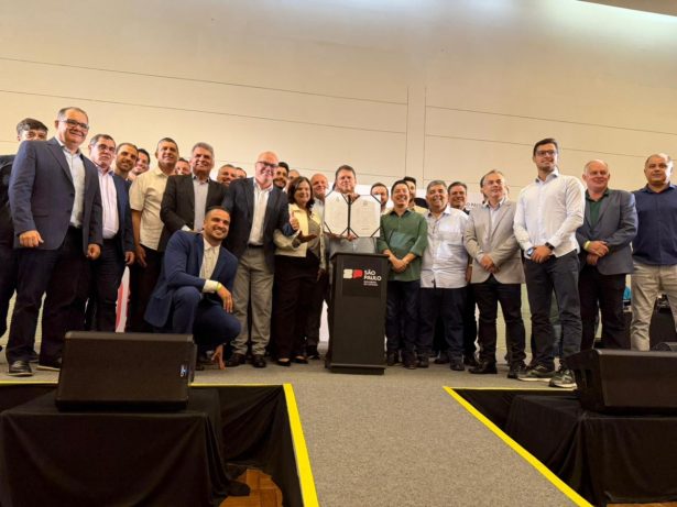Prefeitos do Vale do Paraíba entregam camisa assinada a Tarcísio e formalizam apoio