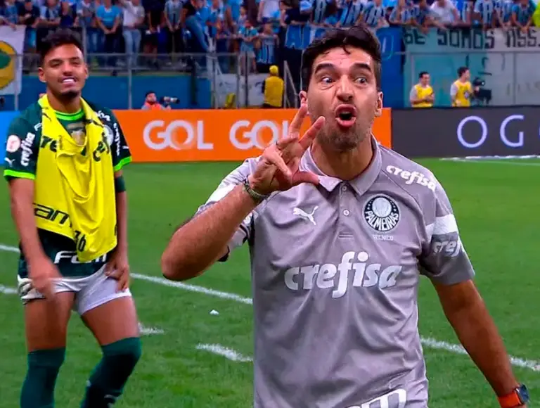 Técnico do Palmeiras estoura e abandona o campo antes do fim: “Roubo”