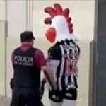 Que isso, Galo Doido? Mascote do Atlético é enquadrado pela polícia argentina