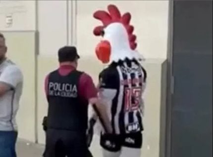 Que isso, Galo Doido? Mascote do Atlético é enquadrado pela polícia argentina