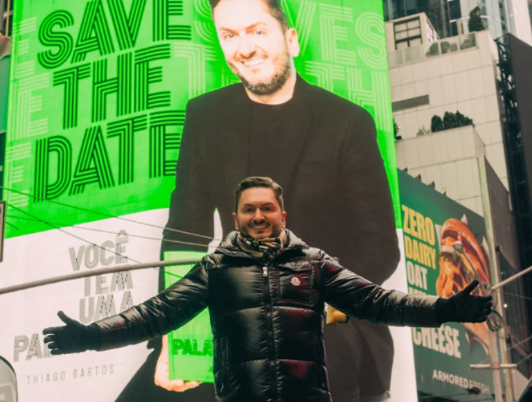 Thiago Bartos faz lançamento de livro na Times Square em Nova Iorque