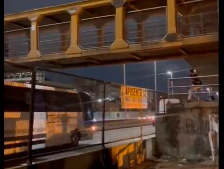 Torcedores do Botafogo apedrejam ônibus de torcedores do Santos