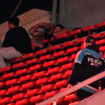 Bomba, invasão, torcedores presos e policiais rindo: entenda o caos em jogo da Sul-Americana