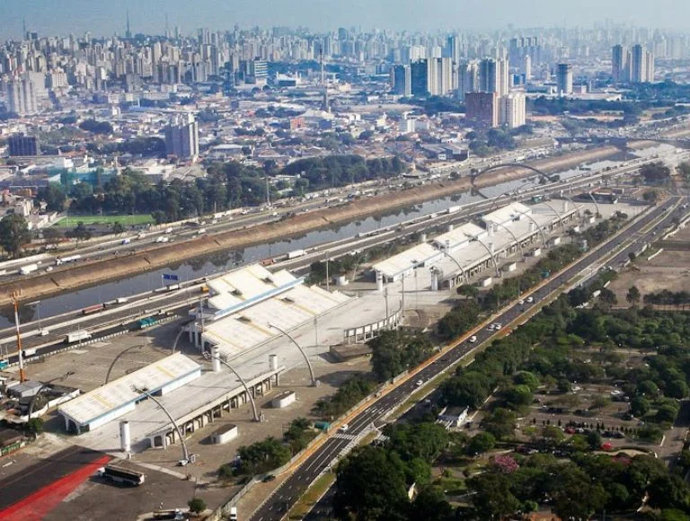Torres de jurados do Sambódromo paulistano são demolidas