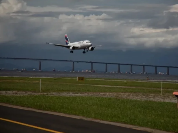 Avião da Latam arremete para evitar bater em embarcação próxima à pista de pouso no Rio