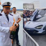 Com farda de capitão e McLaren de R$ 3 mi, Belo chega em grande estilo em seu cruzeiro