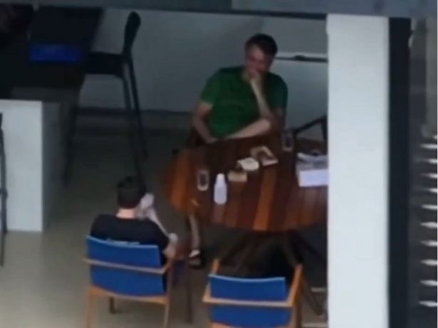Moraes cobra explicações da defesa de Bolsonaro após Nikolas ser flagrado com celular em visita
