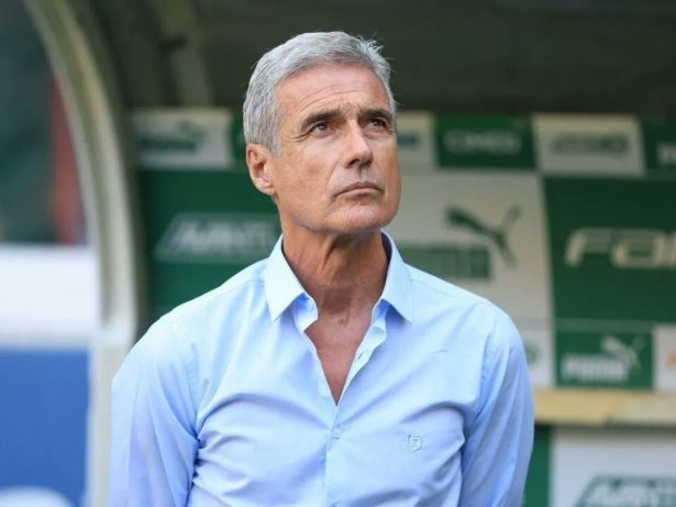 Técnico Luís Castro assina contrato com o Grêmio até o final de 2027