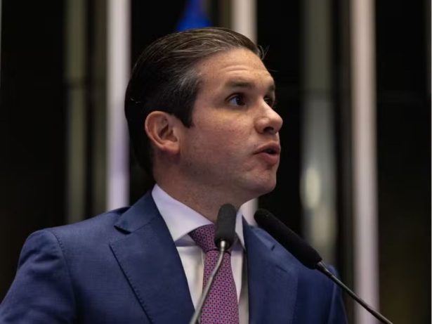 Câmara deve votar PEC que amplia blindagem parlamentar nesta terça-feira (16)