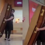 Caixão vira “balde gigante” em promoção de cinema e cena viraliza em SP