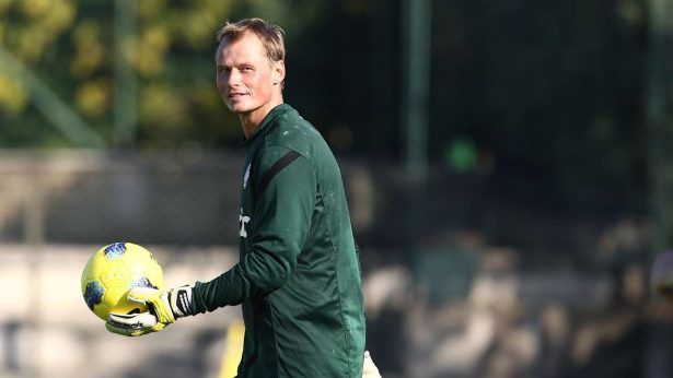 Ex- goleiro de Arsenal e Juventus morre após colidir carro com um trem