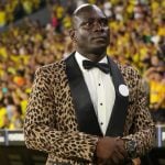 Punido por estilo excessivo? Técnico toma multa por usar terno de oncinha durante jogo