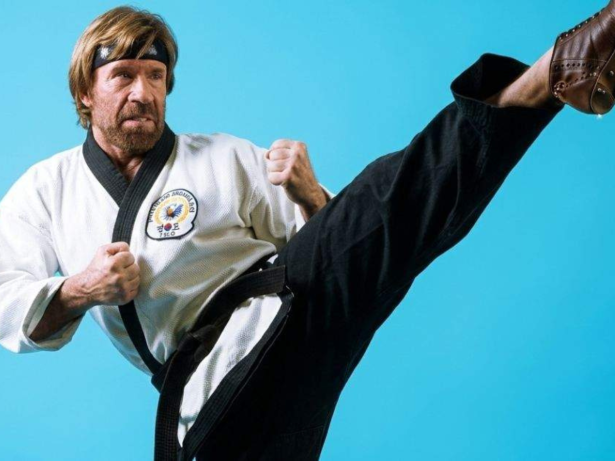De invicto nos tatames a símbolo global: conheça o legado de Chuck Norris nas artes marciais