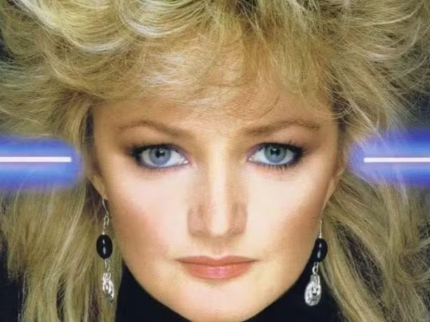 Cantora britânica Bonnie Tyler entra em coma induzido após cirurgia de emergência