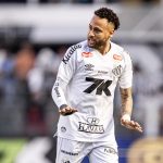 Mesmo com lesão, Neymar força retorno e pressiona por vaga em jogo decisivo do Santos