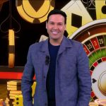 Nas madrugadas da RedeTV!, programa de Viny Vieira dispara na audiência