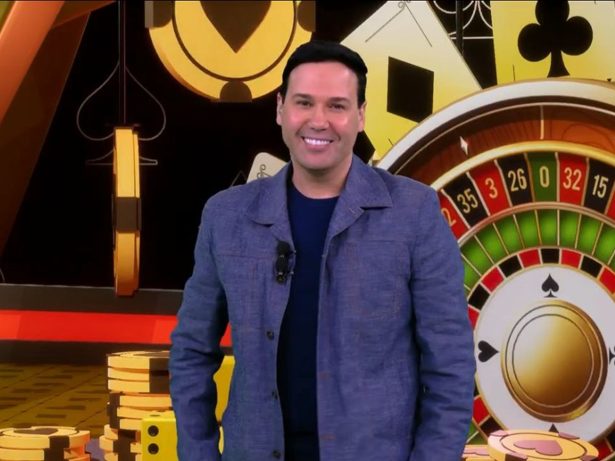 Nas madrugadas da RedeTV!, programa de Viny Vieira dispara na audiência