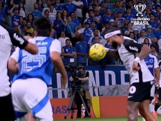 Técnico do Cruzeiro reclama de mão de Memphis e contesta lance decisivo na semifinal
