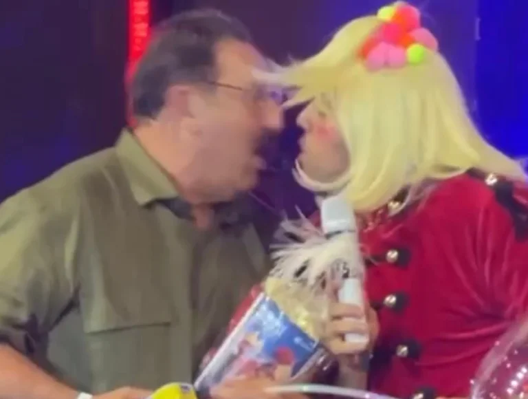 Vestido de Xuxa, Tirullipa prega peça em Ratinho e dá selinho no apresentador