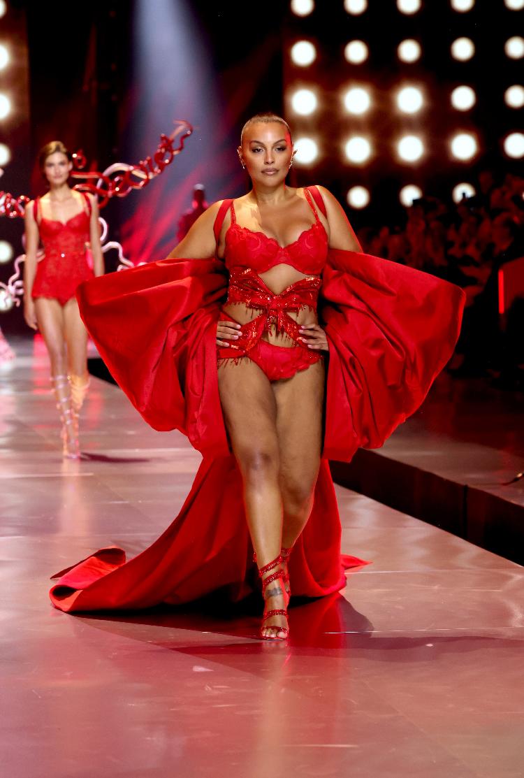 victorias secret fashion show 2024 paloma elsesser