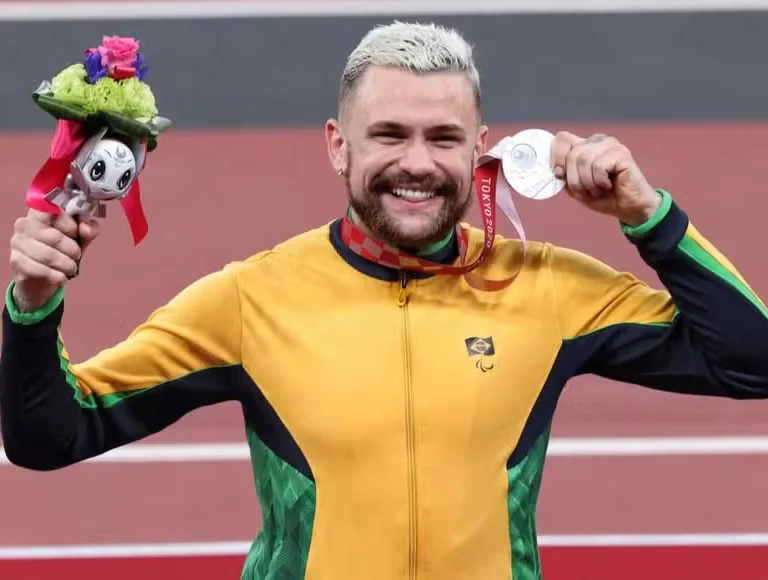 Vinícius Rodrigues, atleta paralímpico e ex-BBB, com medalha de Prata em Tóquio 2020 (Rperodução)