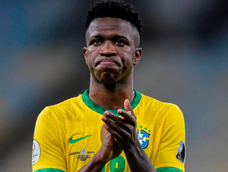 Vinícius Júnior sai em defesa de jogador vítima de racismo: “Hora de prender os racistas”