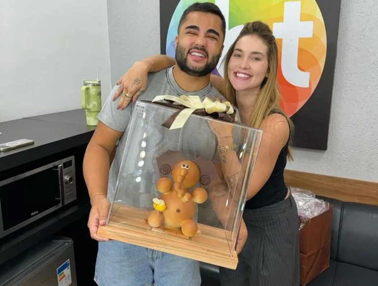 Virginia Fonseca surpreende Lucas Guedez ao presentear com elefante de chocolate