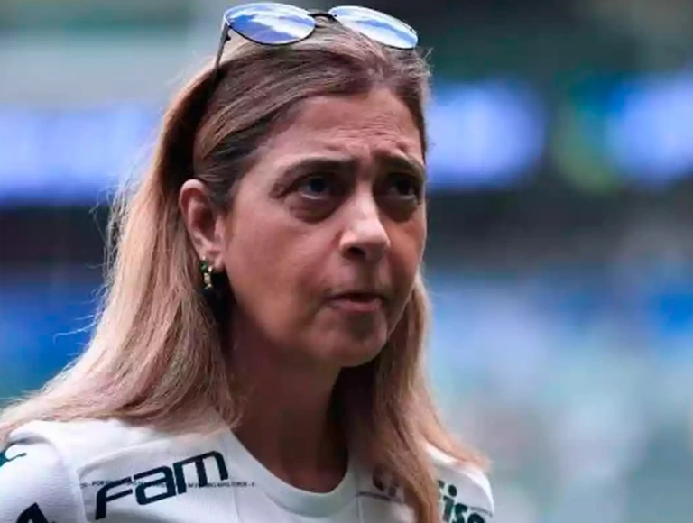 Virou pessoal! Torcida do Palmeiras debocha de aparência da presidente Leila: “Bruxa feia”